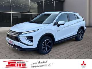 Schräge Frontansicht auf einen Mitsubishi Eclipse Cross , freigestellt
