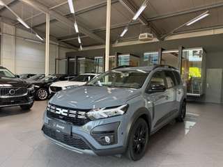 Schräge Frontansicht auf einen Dacia Jogger , freigestellt