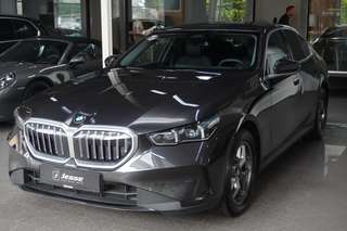 Schräge Frontansicht auf einen BMW 5er-Reihe , freigestellt