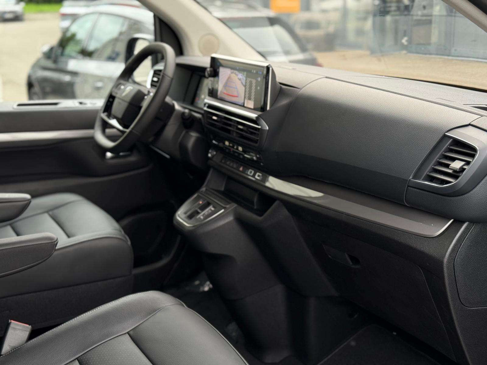 Fahrzeugbild eines Peugeot Traveller