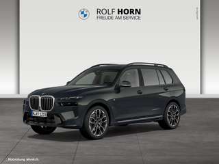 Schräge Frontansicht auf einen BMW X7 , freigestellt