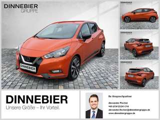 Schräge Frontansicht auf einen Nissan Micra , freigestellt