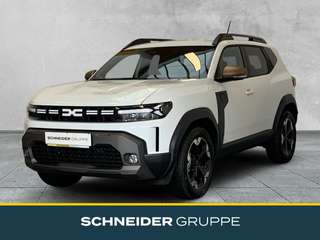 Schräge Frontansicht auf einen Dacia Duster , freigestellt