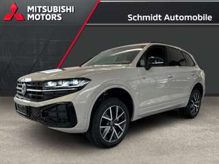 Schräge Frontansicht auf einen Volkswagen Touareg , freigestellt