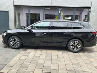 Schräge Frontansicht auf einen Skoda Superb , freigestellt