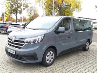 Schräge Frontansicht auf einen Renault Trafic , freigestellt