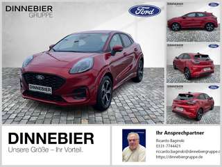 Schräge Frontansicht auf einen Ford Puma , freigestellt