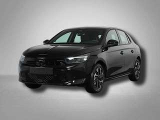 Schräge Frontansicht auf einen Opel Corsa , freigestellt