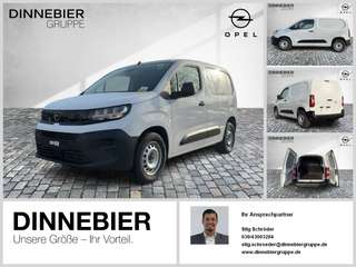 Schräge Frontansicht auf einen Opel Combo , freigestellt