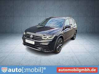 Schräge Frontansicht auf einen Volkswagen Tiguan Allspace , freigestellt