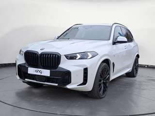 Schräge Frontansicht auf einen BMW X5 , freigestellt