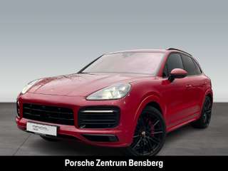 Schräge Frontansicht auf einen Porsche Cayenne , freigestellt