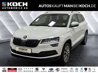 Schräge Frontansicht auf einen Skoda Karoq , freigestellt