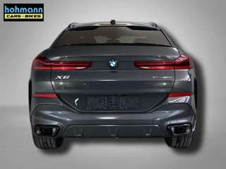Schräge Frontansicht auf einen BMW X6 , freigestellt
