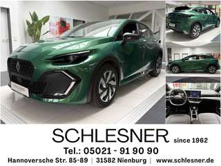 Schräge Frontansicht auf einen Renault Clio , freigestellt