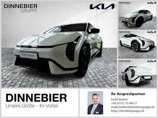 Schräge Frontansicht auf einen Kia EV4 , freigestellt