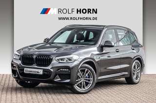 Schräge Frontansicht auf einen BMW X3 , freigestellt