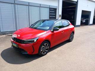 Schräge Frontansicht auf einen Opel Corsa , freigestellt