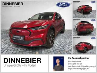 Schräge Frontansicht auf einen Ford Mustang Mach-E , freigestellt
