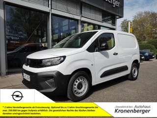 Schräge Frontansicht auf einen Opel Combo , freigestellt
