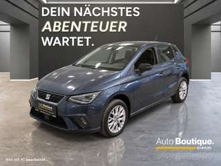 Schräge Frontansicht auf einen SEAT Ibiza , freigestellt