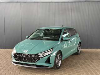 Schräge Frontansicht auf einen Hyundai i20 , freigestellt