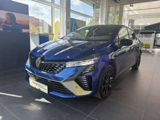 Schräge Frontansicht auf einen Renault Clio , freigestellt