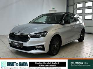 Schräge Frontansicht auf einen Skoda Fabia , freigestellt