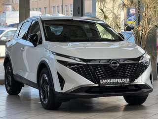 Schräge Frontansicht auf einen Nissan Qashqai , freigestellt