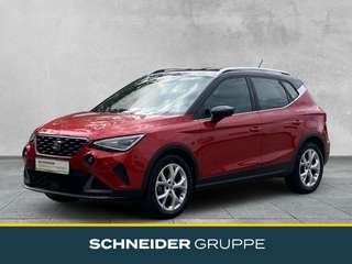 Schräge Frontansicht auf einen SEAT Arona , freigestellt