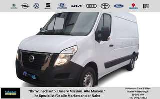 Schräge Frontansicht auf einen Nissan Interstar , freigestellt