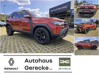 Schräge Frontansicht auf einen Dacia Duster , freigestellt