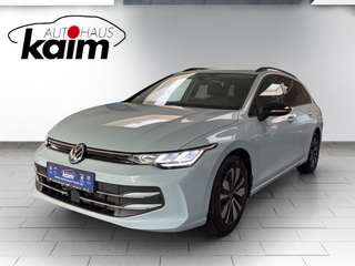 Schräge Frontansicht auf einen Volkswagen Golf , freigestellt