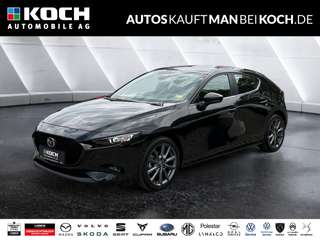 Schräge Frontansicht auf einen Mazda Mazda3 , freigestellt