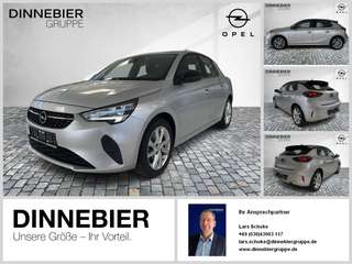 Schräge Frontansicht auf einen Opel Corsa , freigestellt