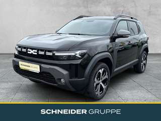 Schräge Frontansicht auf einen Dacia Duster , freigestellt