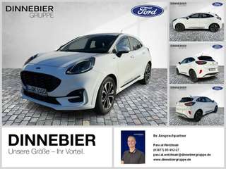 Schräge Frontansicht auf einen Ford Puma , freigestellt