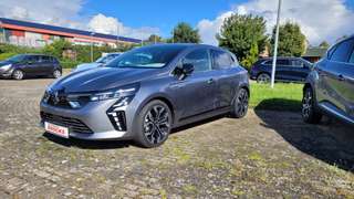 Schräge Frontansicht auf einen Mitsubishi Colt , freigestellt