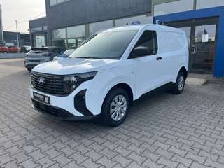 Schräge Frontansicht auf einen Ford Transit Courier , freigestellt