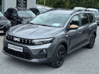 Schräge Frontansicht auf einen Dacia Jogger , freigestellt