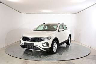 Schräge Frontansicht auf einen Volkswagen T-Roc , freigestellt