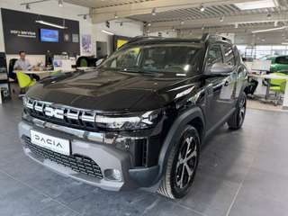 Schräge Frontansicht auf einen Dacia Duster , freigestellt