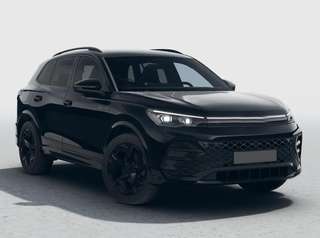 Schräge Frontansicht auf einen Volkswagen Tiguan , freigestellt