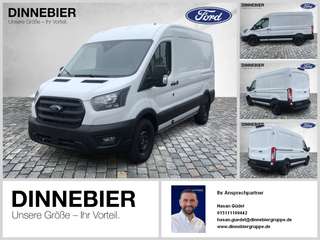 Schräge Frontansicht auf einen Ford Transit , freigestellt