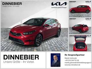 Schräge Frontansicht auf einen Kia cee'd , freigestellt