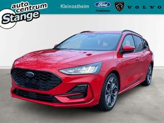 Schräge Frontansicht auf einen Ford Focus , freigestellt
