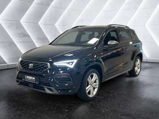 Schräge Frontansicht auf einen SEAT Ateca , freigestellt