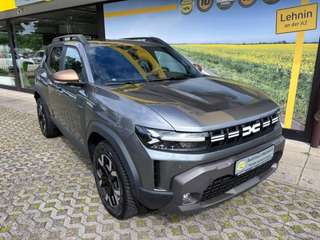 Schräge Frontansicht auf einen Dacia Duster , freigestellt