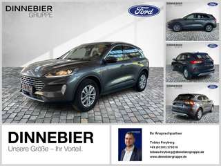 Schräge Frontansicht auf einen Ford Kuga , freigestellt