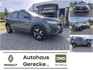 Schräge Frontansicht auf einen Dacia Sandero , freigestellt